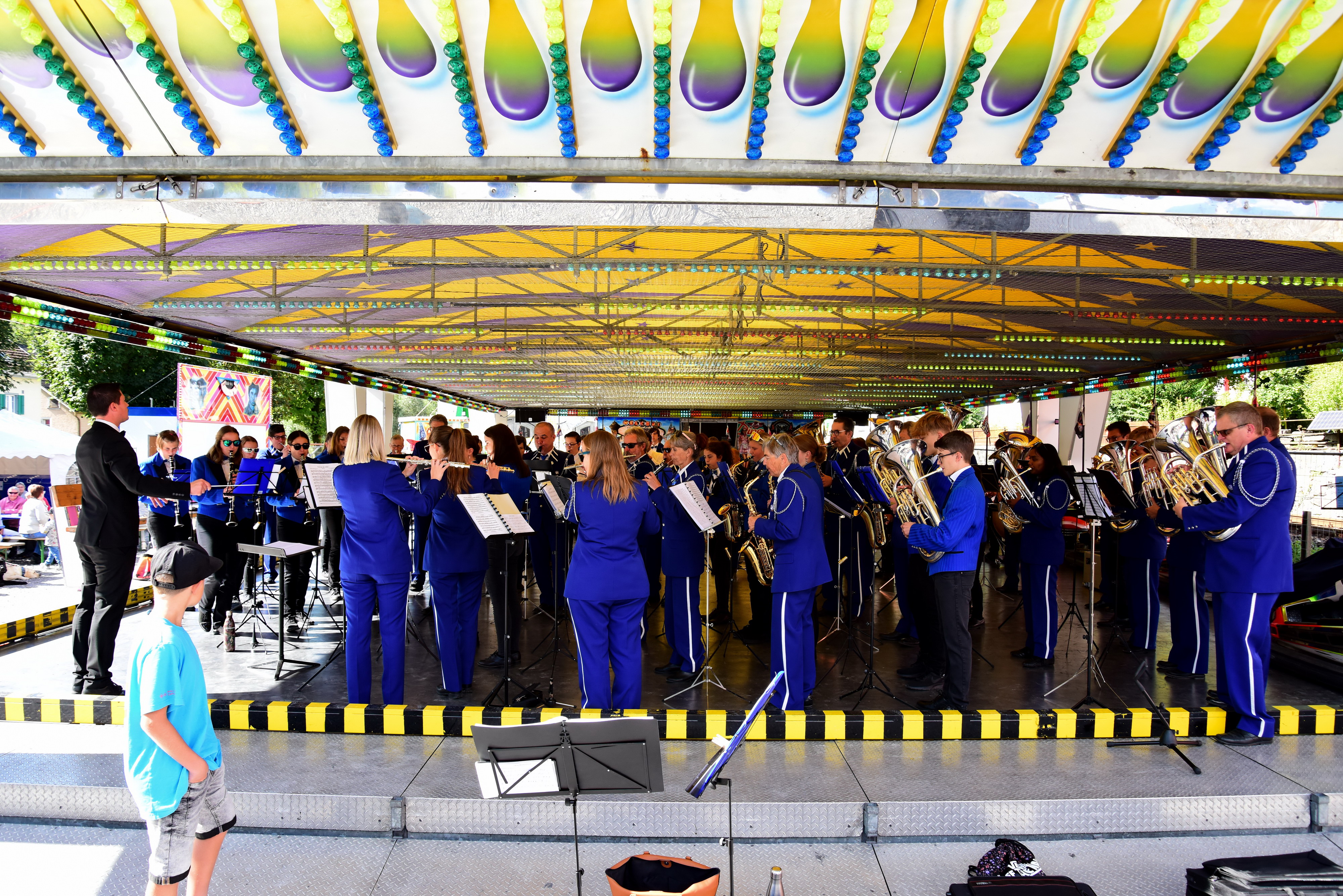 Harmonie- und Jugendmusik Schwanden spielen auf einem Autoscooter ein Konzert.