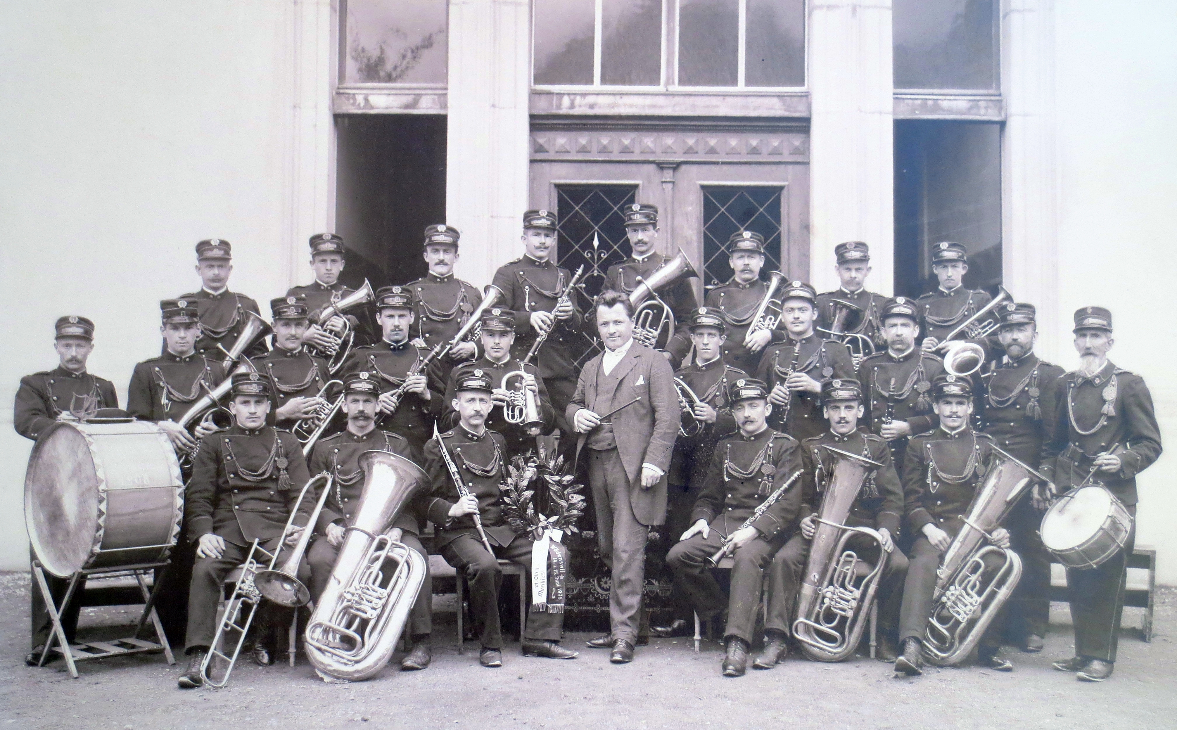 Schwarz-Weiss Bild der Harmoniemusik Schwanden aus dem Jahr 1908.