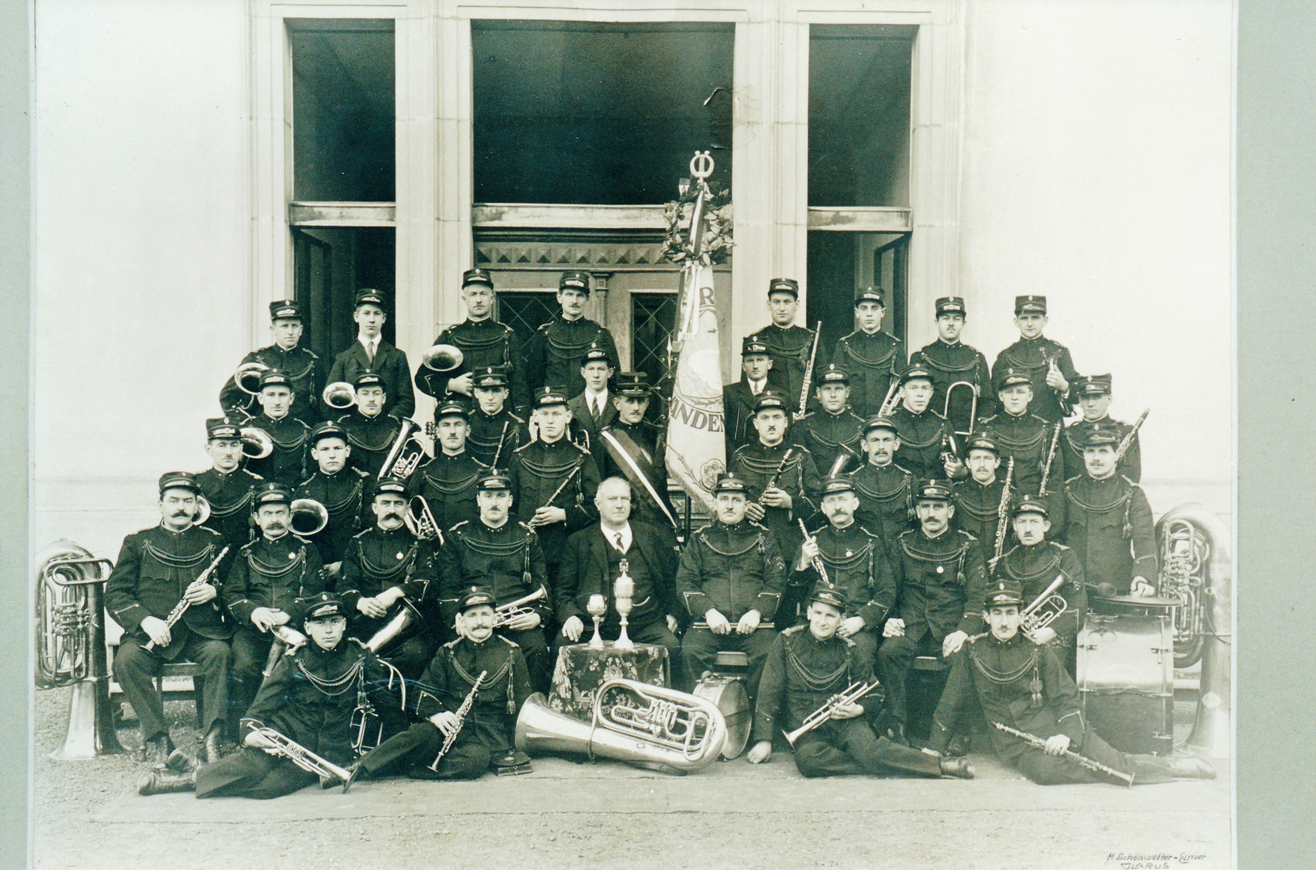 grünliches Bild der Harmoniemusik Schwanden aus dem Jahr 1927.