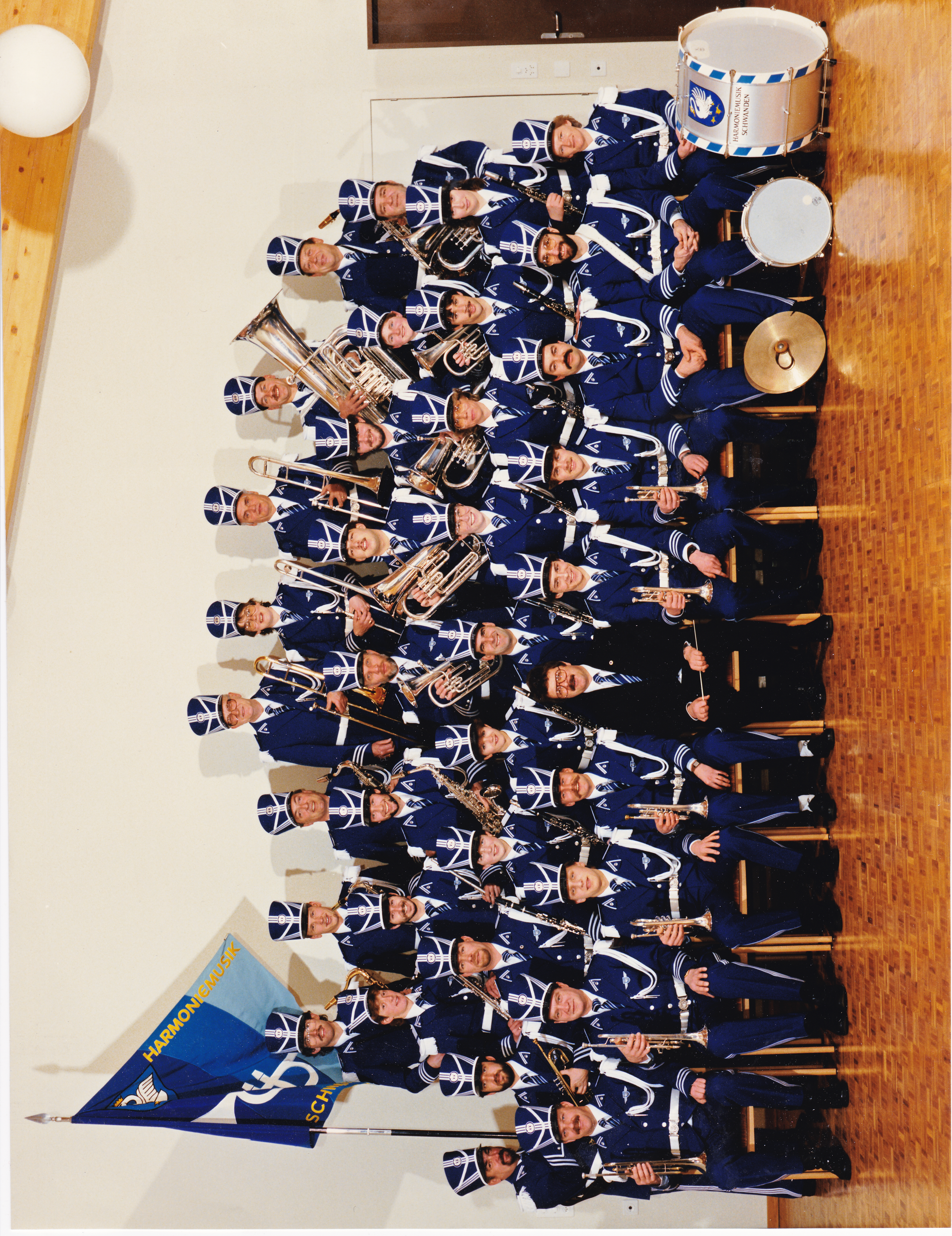 Bild der Harmoniemusik Schwanden aus dem Jahr 1984.