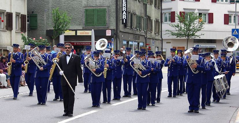 Bild der Harmoniemusik Schwanden bei der Marschmusik im Jahr 2010.